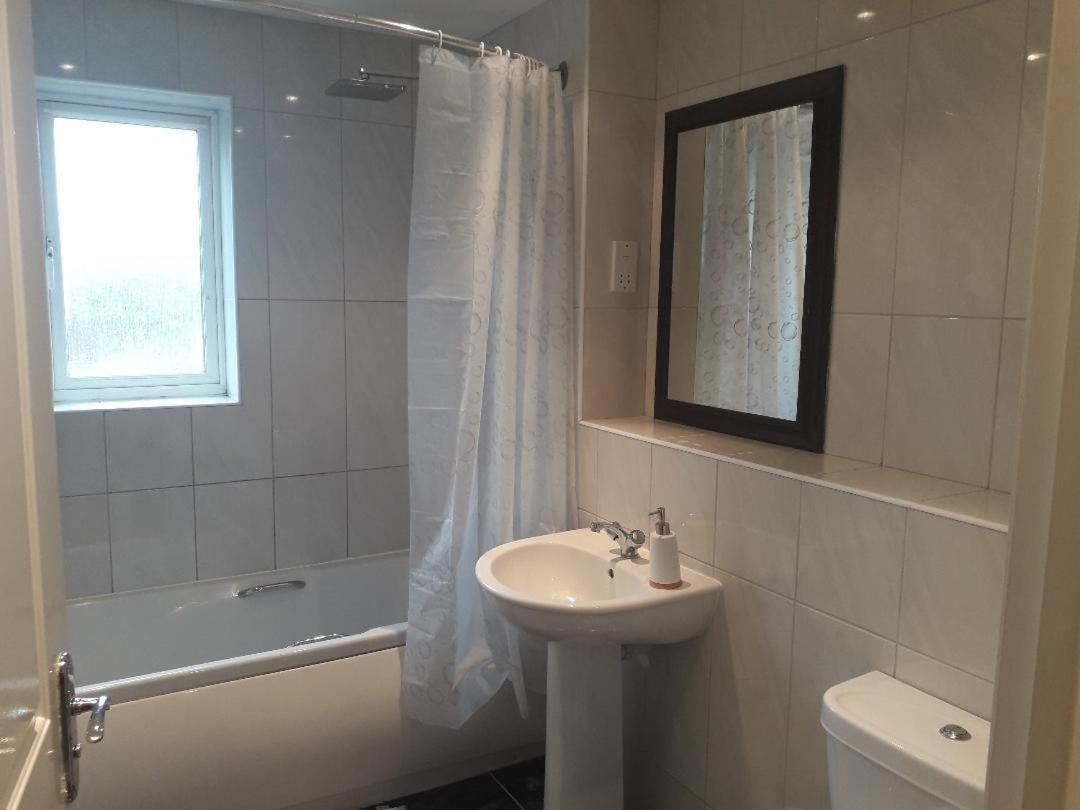 הוילה וולברהאמפטון 5 Bed House With Free Secure Parking In Pleasant Quiet Location מראה חיצוני תמונה